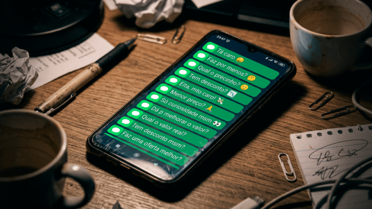 Tela de celular bombardeada por notificações de mensagens de curiosos pedindo desconto, ilustrando o ralo financeiro do cliente de 1 real.