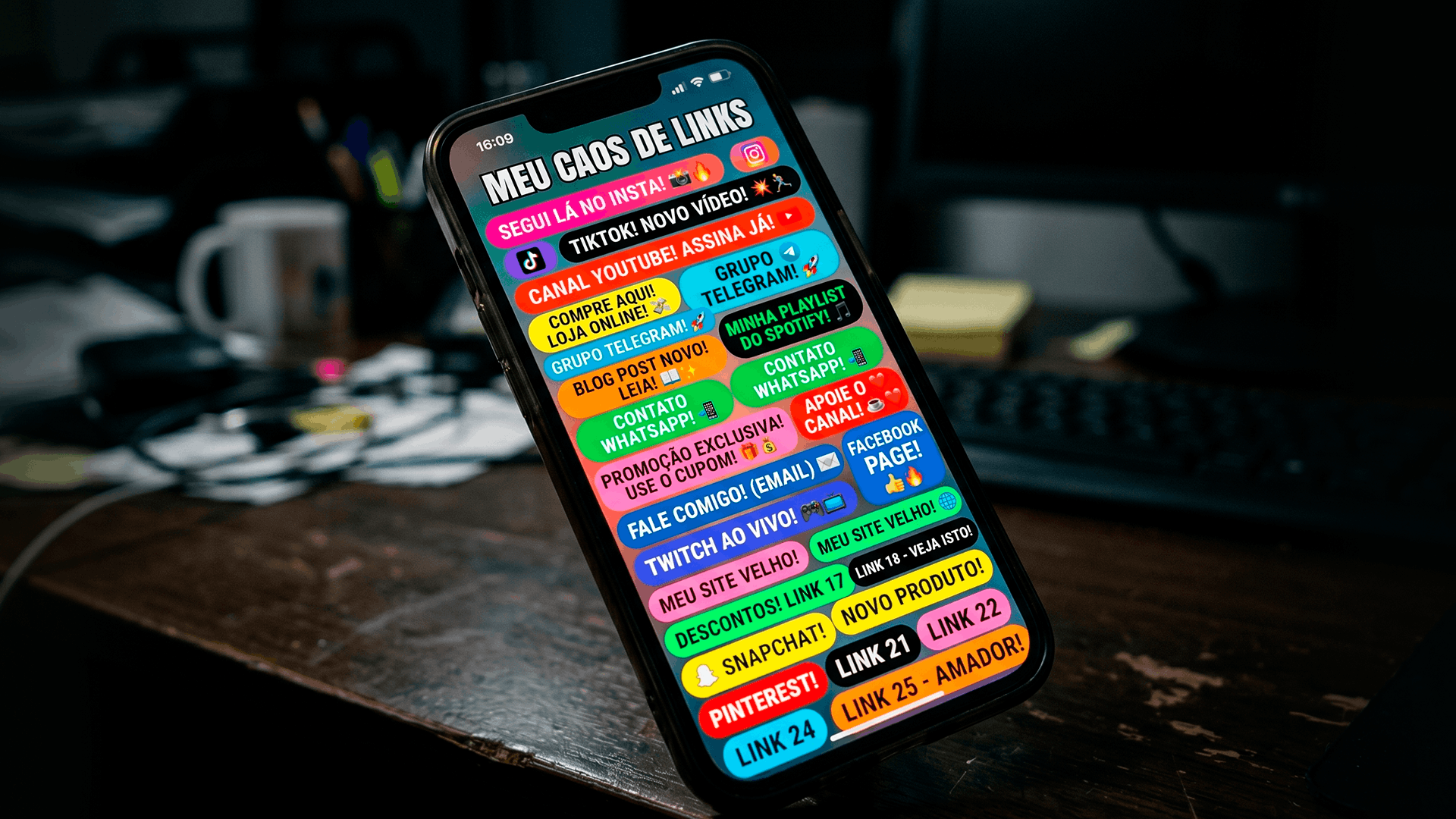 Tela de celular exibindo uma árvore de links lotada de botões confusos, ilustrando o erro fatal do link na bio amador.