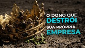 Coroa de ouro pesada e opressora esmagando um pequeno broto de planta no chão de terra seca, representando o ego do gestor matando o crescimento do negócio.