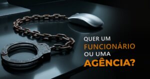 Algema de aço pesado e enferrujado prende firmemente um mouse de computador moderno e um em cima de uma mesa, ilustrando a sobrecarga absurda de uma vaga de marketing.