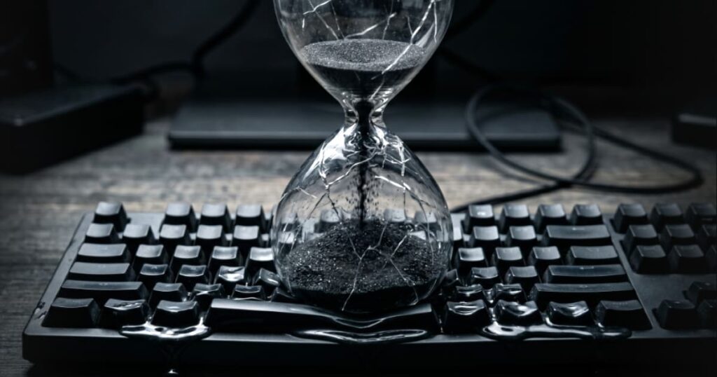 Ampulheta de vidro trincada e vazando areia preta rapidamente em cima de um teclado de computador derretido, simbolizando a perda implacável de tempo e vendas pela regra de 3 segundos.
