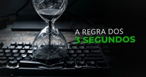 Ampulheta de vidro trincada e vazando areia preta rapidamente em cima de um teclado de computador derretido, simbolizando a perda implacável de tempo e vendas pela regra de 3 segundos.