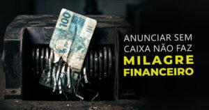 Única nota de dinheiro amassada sendo puxada violentamente por um triturador de papel de metal escuro, simbolizando a destruição financeira ao anunciar sem caixa.