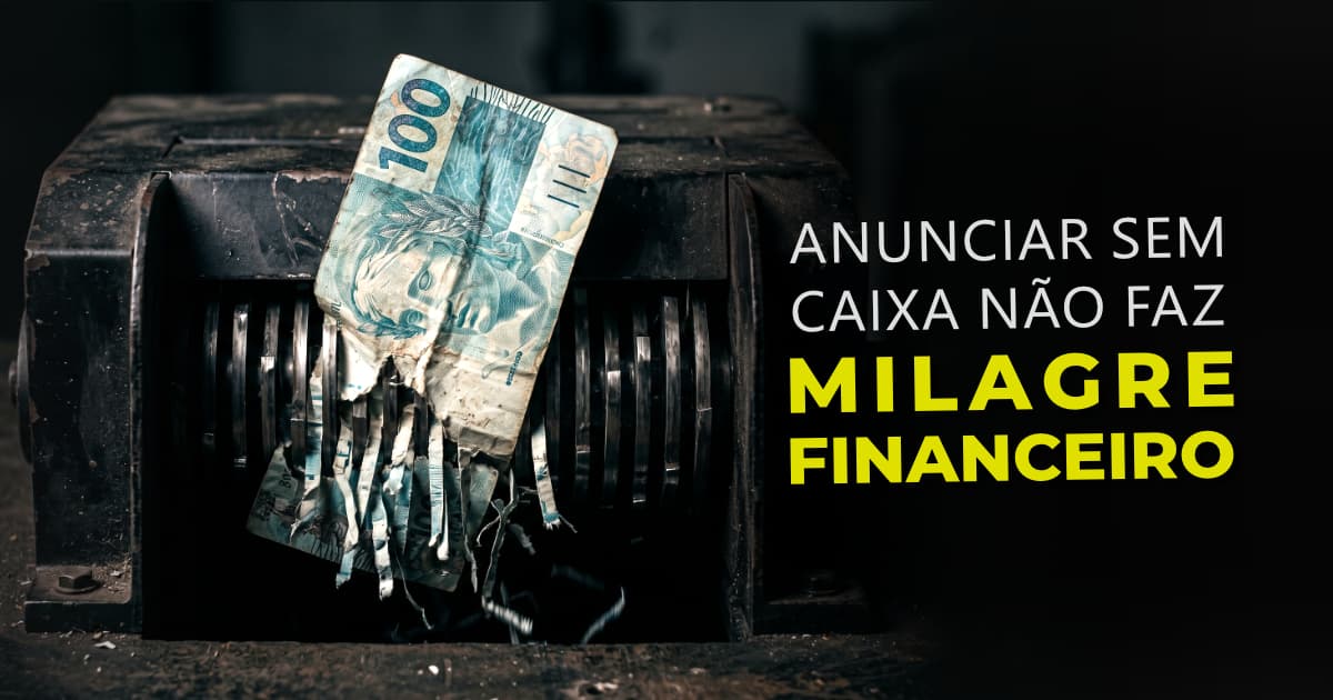 Única nota de dinheiro amassada sendo puxada violentamente por um triturador de papel de metal escuro, simbolizando a destruição financeira ao anunciar sem caixa.
