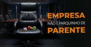Chupeta colorida de bebê e um chocalho de plástico infantil abandonados em cima de uma luxuosa cadeira executiva de couro preto, ilustrando a imaturidade de herdeiros no poder.