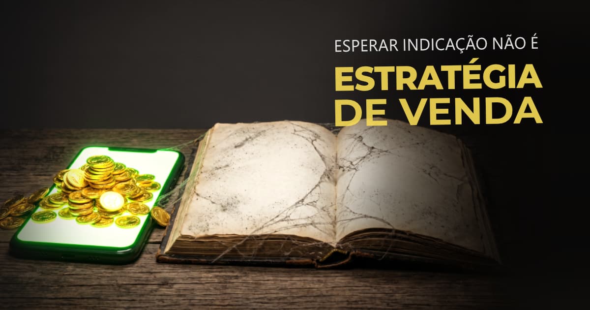 Fotografia conceitual mostrando uma agenda de papel vazia e empoeirada ao lado de um smartphone brilhando e transbordando moedas de ouro, simbolizando a diferença entre um negócio inativo e uma empresa que atrai clientes ativamente.