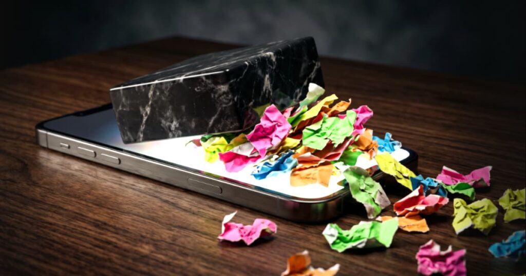 Fotografia conceitual de um smartphone moderno sobre uma mesa de madeira, onde um elegante pódio de mármore negro surge da tela expulsando uma pilha caótica de panfletos neon amassados, simbolizando a sofisticação e a limpeza visual afastando a poluição de perfis amadores.